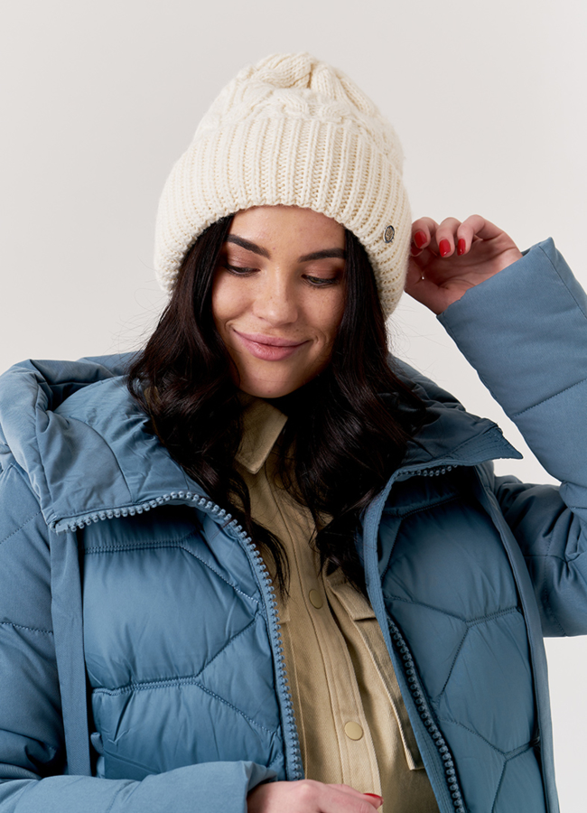 фото Женская шапка в молочном цвете модель № 9528