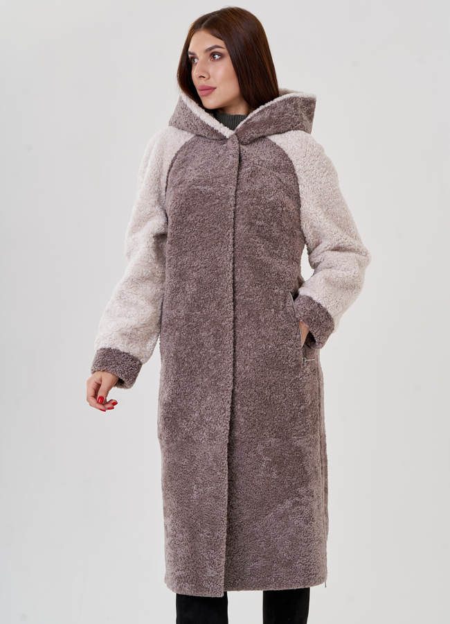 Шуба из овчины в бежевом цвете с капюшоном  модель № 23211 в кредит