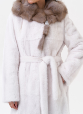 Белая шуба из норки с куницей