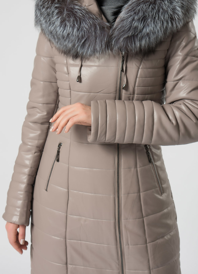 Пуховик из эко кожи бежевого цвета с чернобуркой  модель № 22176 универмаг малина