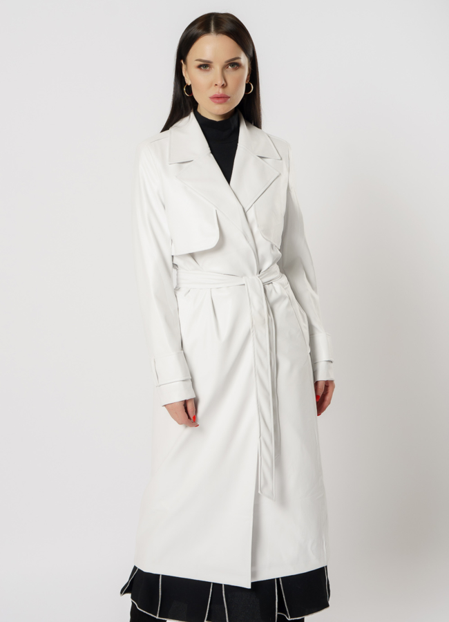 Плащ женский из эко кожи белого цвета модель № 03 меха малина