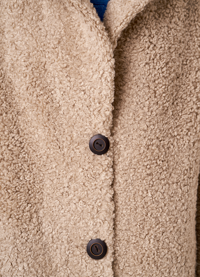 Шуба из шерсти бежевого цвета  модель № 10223 в рассрочку