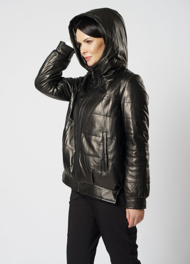 Укороченный кожаный пуховик с капюшоном черного цвета модель № 918 в рассрочку