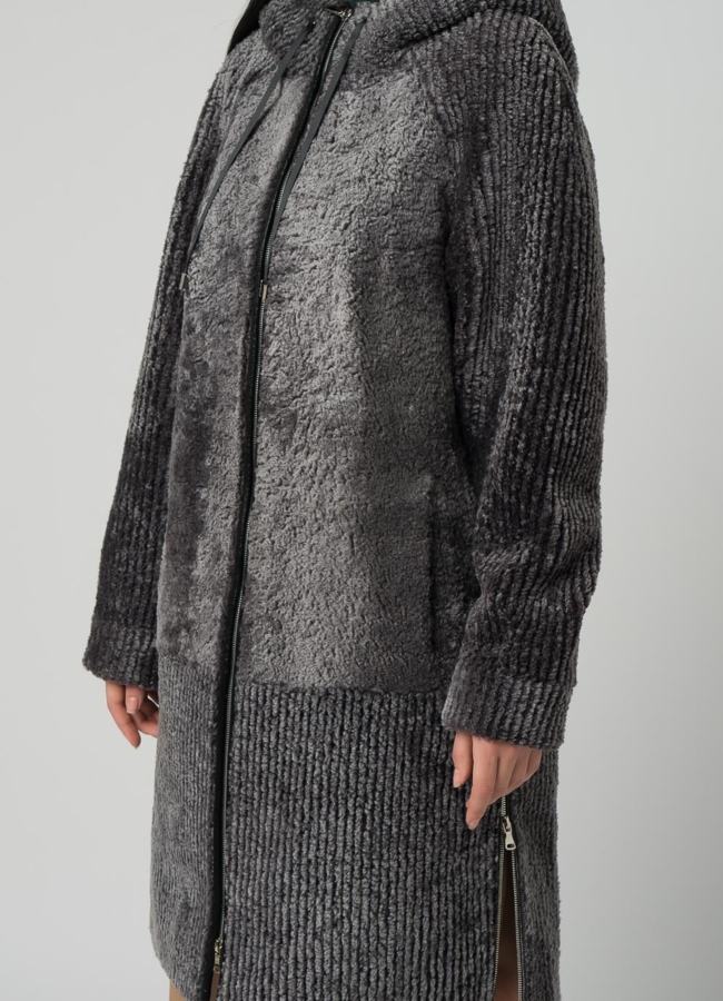 Шуба из овчины в темно-сером цвете с капюшоном модель № 21978 в рассрочку