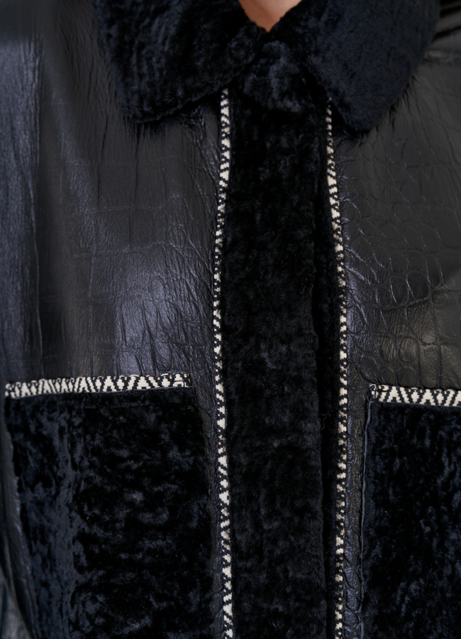 Двухсторонняя женская дубленка черного цвета  модель № 23357 универмаг малина