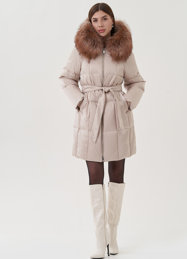Пуховик бежевого цвета с отделкой капюшона модель № 25370 в кредит
