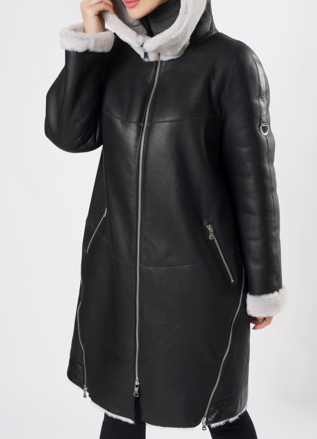 Дубленка черного цвета на молнии с капюшоном модель № 22192 универмаг малина