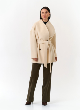 Светлое укороченное пальто с поясом