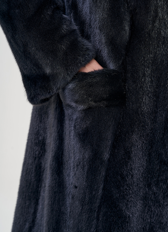 Длинная шуба  из скандинавской норки с куницей модель № 78741 универмаг малина