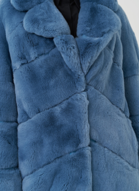 Шуба из меха кролика синего цвета с английским воротником Шуба из меха кролика синего цвета с английским воротником