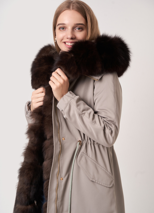 фото Парка бежевого цвета с отделкой из песца модель № 18066