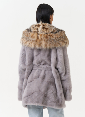 Женская шуба из меха норки с капюшоном из меха рыси