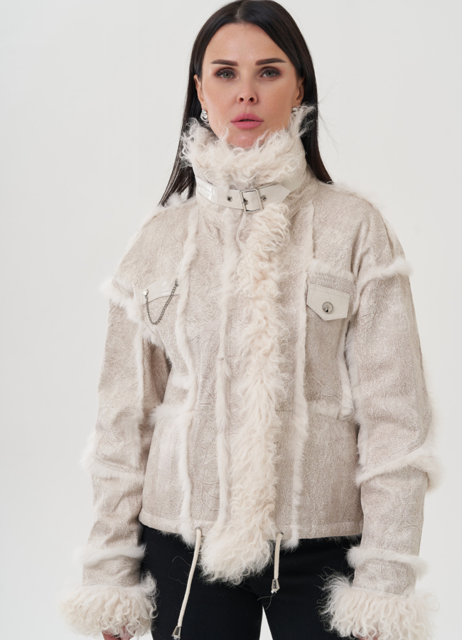Женская куртка белого цвета с меховой отделкой модель № 25544 универмаг малина