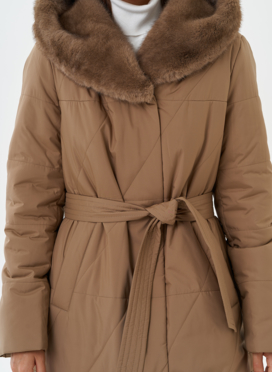 Пуховик с капюшоном из эко меха