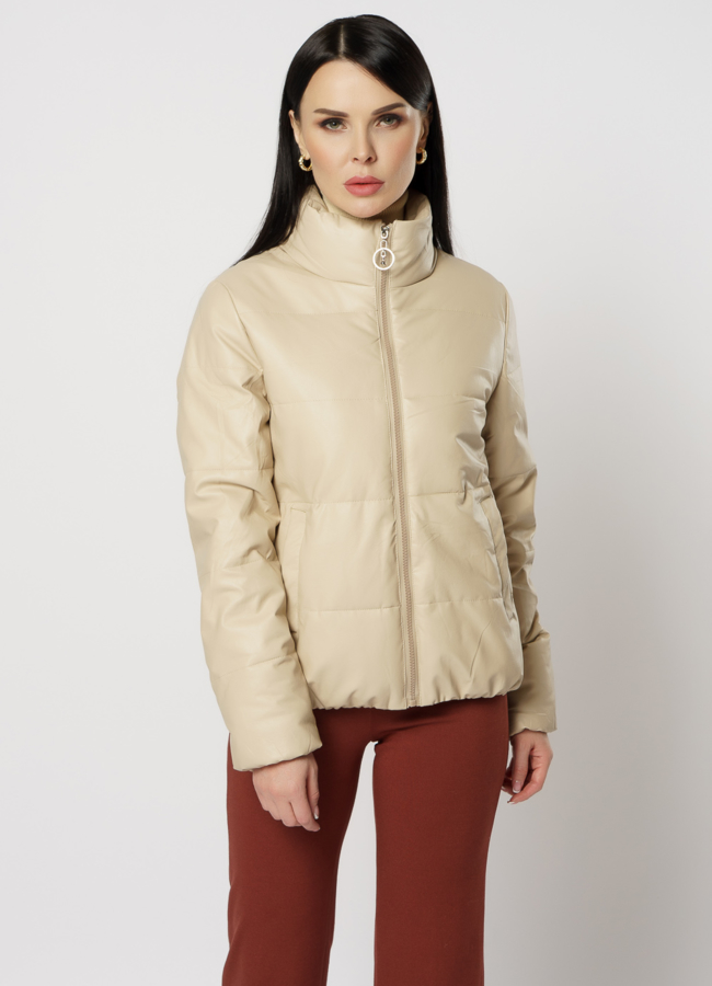 Женская куртка из эко кожи бежевого цвета модель № 5031 меха малина