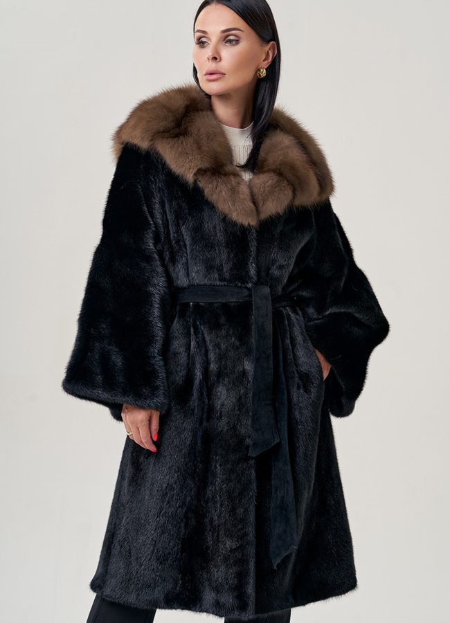 Женская шуба с капюшоном из куницы модель № 23096 универмаг малина