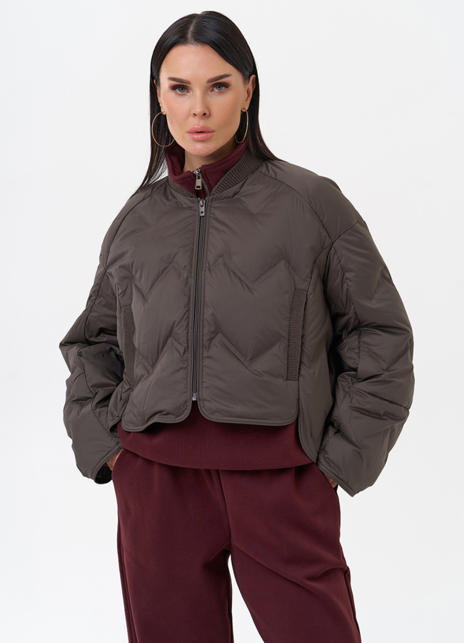 Короткая женская куртка на утеплителе модель № 29885 меха малина