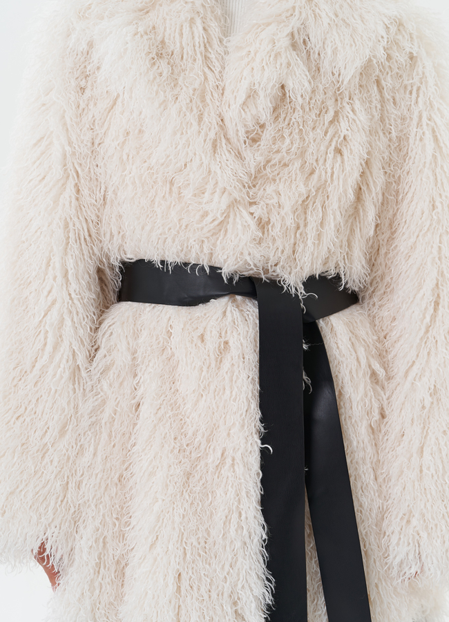 Полупальто из экомеха под ламу белого цвета модель № 26010 универмаг малина