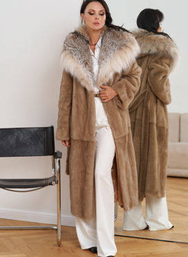 Женская шуба из меха норки с капюшоном из меха рыси