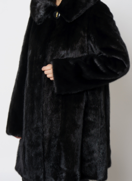 Шуба из норки с капюшоном черного цвета