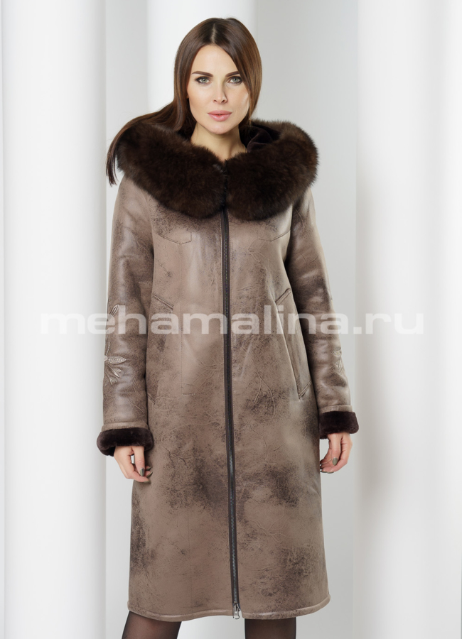 Удлиненная эко дубленка коричневого цвета с капюшоном модель № 7758 меха малина