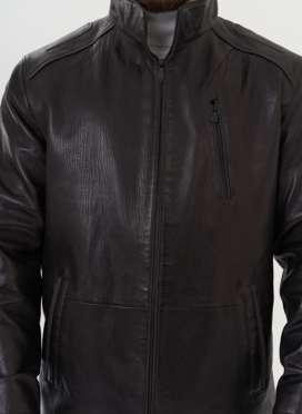 Кожаная куртка коричневого цвета