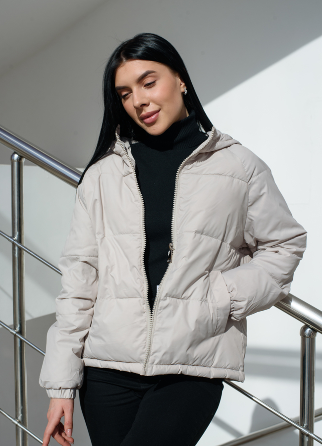 Женская куртка светло-бежевого цвета  модель № 22588 в рассрочку