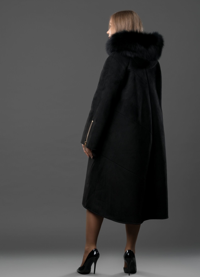 Дубленка черного цвета расклешенная на молнии с капюшоном, отделка песец модель № 019 в кредит