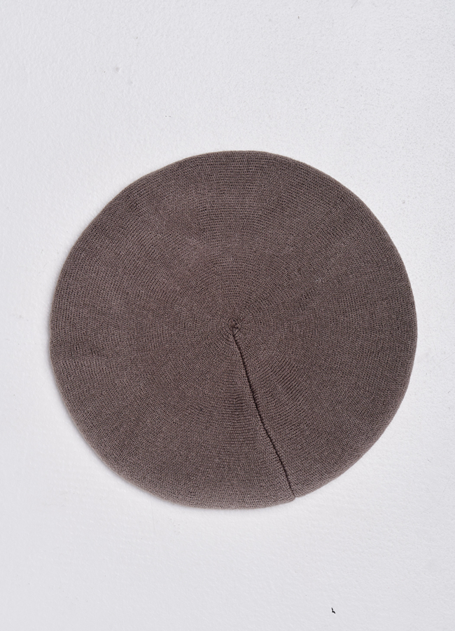 Женский берет бежевого цвета модель № 21750 в рассрочку