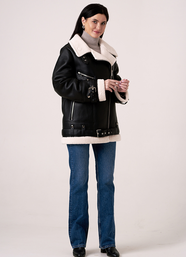 фото Эко дубленка черного цвета удлиненная на молнии модель № W5