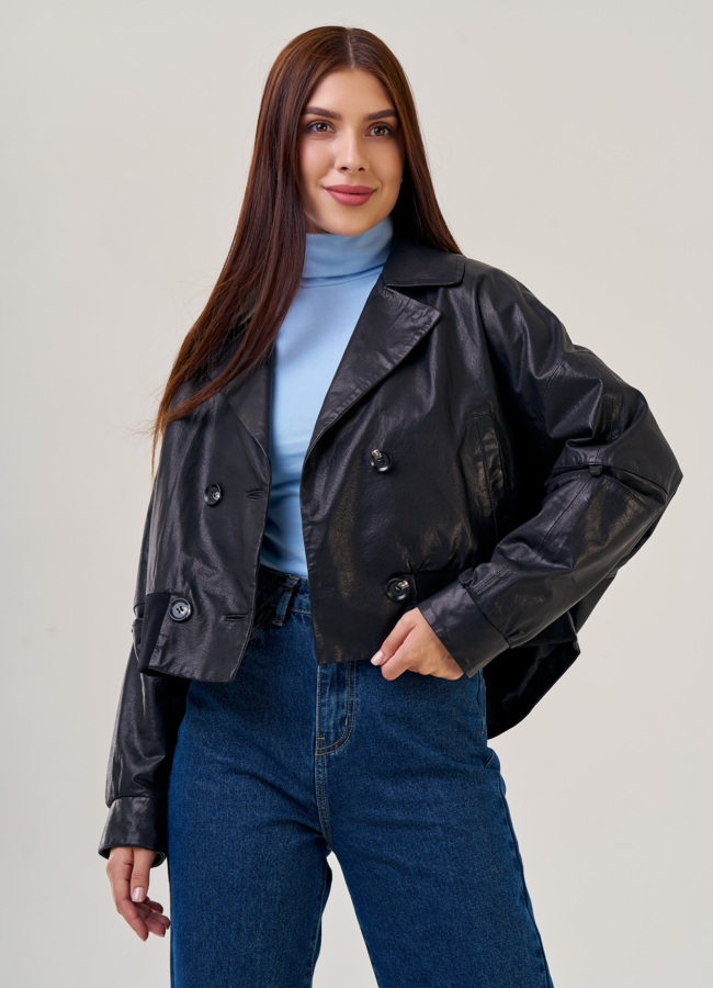 Женская кожаная куртка черного цвета  модель № 22455 меха малина