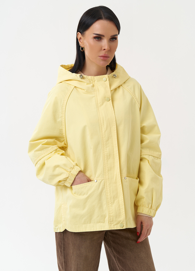 Женская ветровка желтого цвета с капюшоном модель № 30438 в кредит