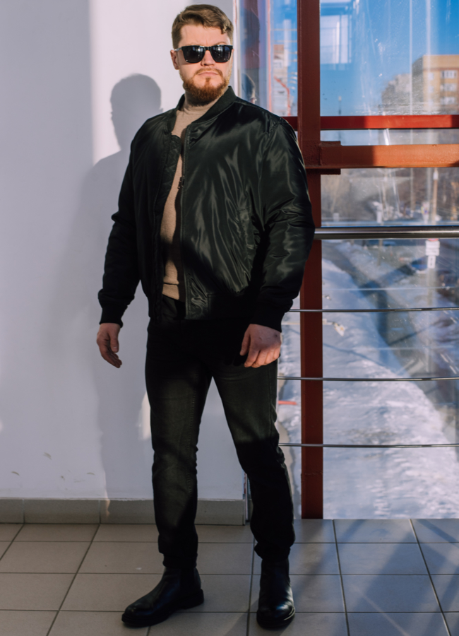 Куртка бомбер черного цвета на молнии  модель № 21256 в кредит