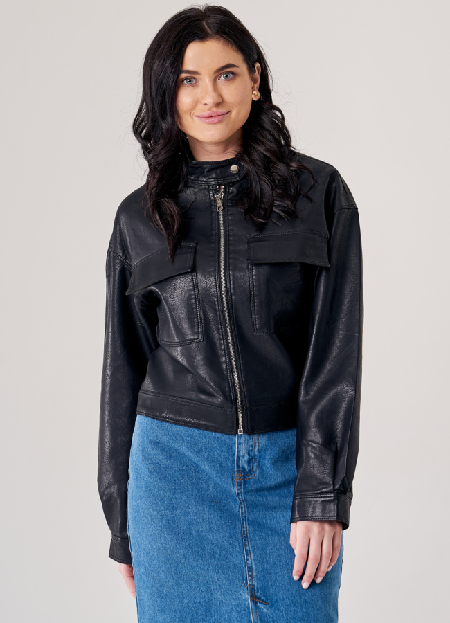 Женская куртка из эко кожи черного цвета модель № 20748 меха малина