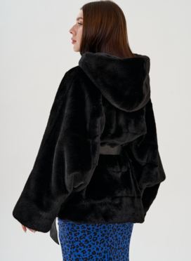 Шуба из эко меха с капюшоном и поясом в черном цвете