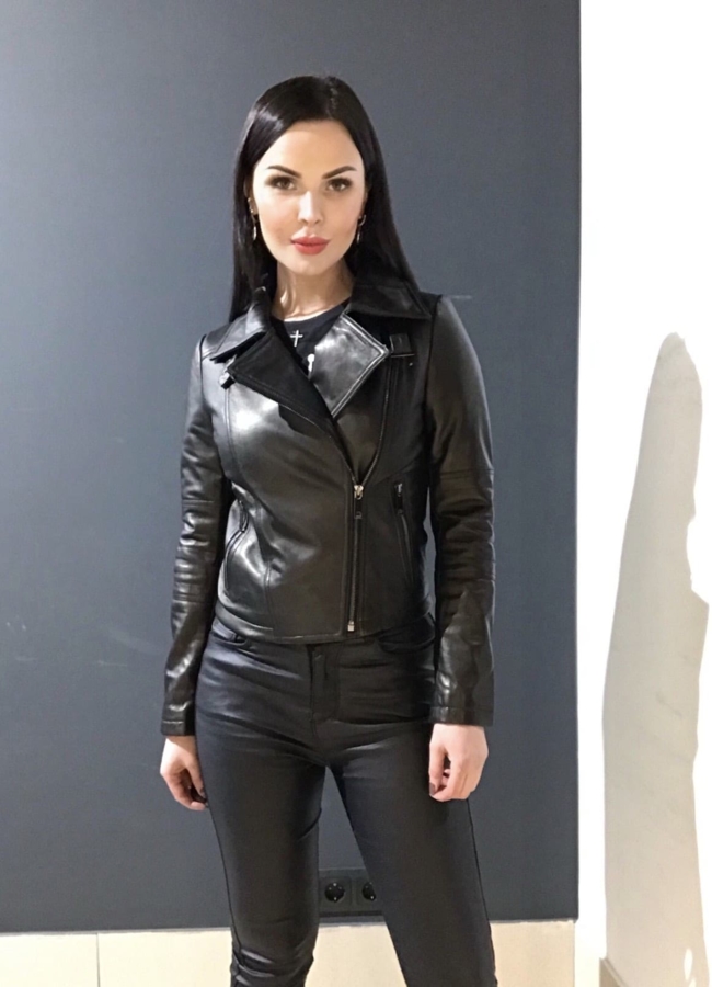 Куртка кожаная черного цвета модель № 87077 меха малина