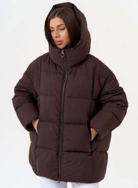 Женский пуховик коричневого цвета с капюшоном