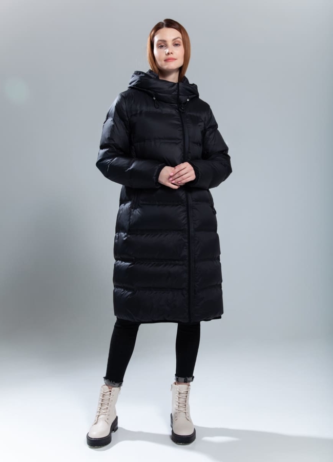 Пуховик женский с капюшоном черного цвета модель № 908Y меха малина