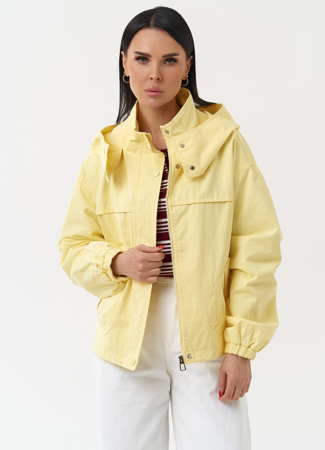 Женская ветровка желтого цвета с капюшоном модель № 30441 в рассрочку