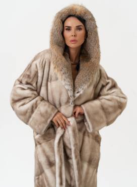 Женская шуба из меха норки с капюшоном из меха рыси