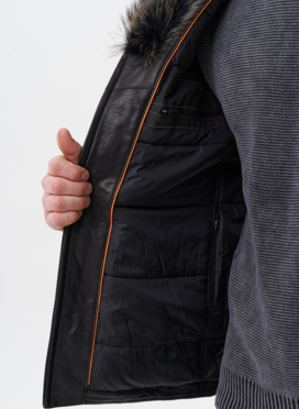 Пуховик из натуральной кожи с капюшоном из меха енота