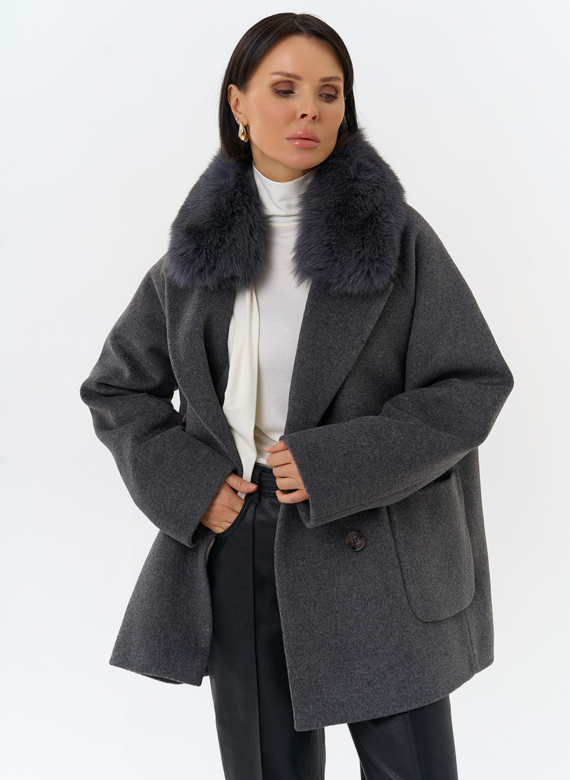 Женское утепленное пальто с отделкой из меха песца