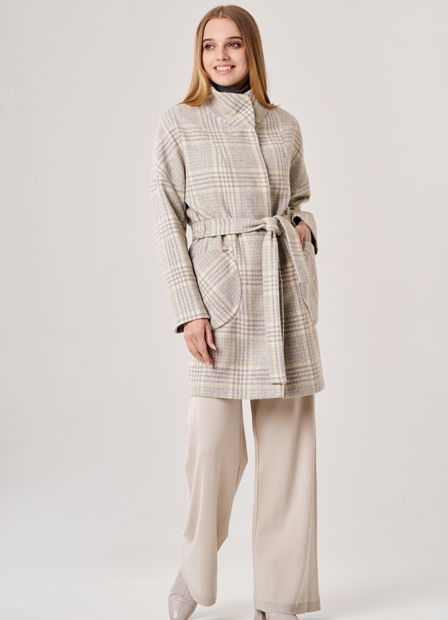 Укороченное женское пальто бежевого цвета с поясом модель № 3-7007/4-108 в кредит
