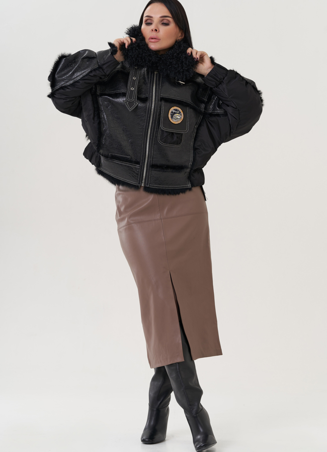 Куртка черного цвета с меховой отделкой  модель № 25748 в кредит