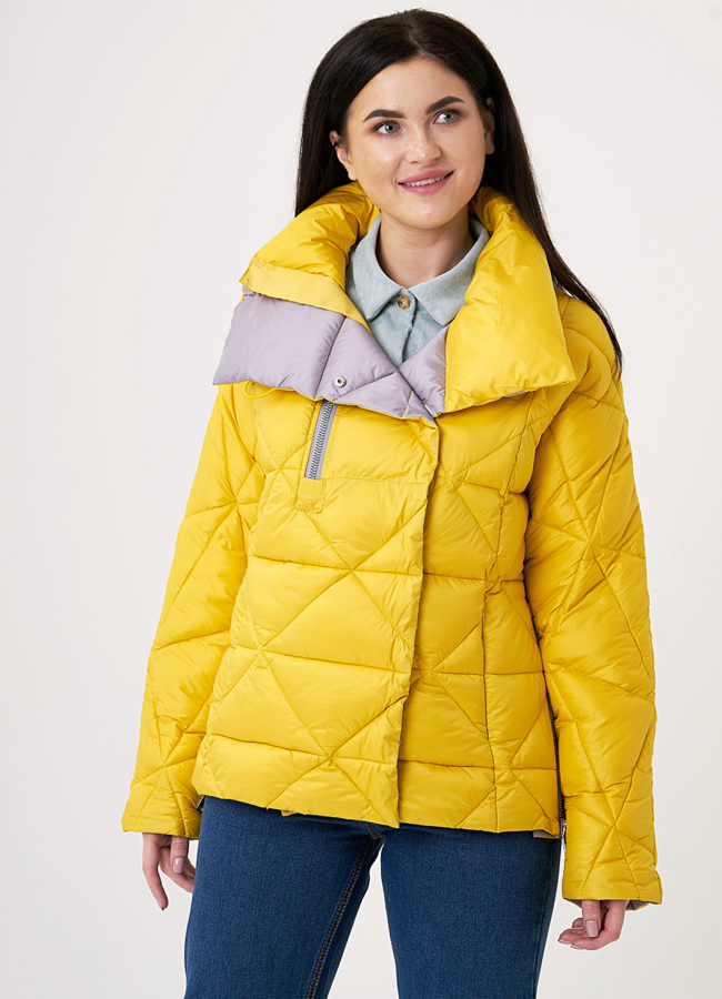 Желтый пуховик укороченный на молнии модель № 110134 меха малина
