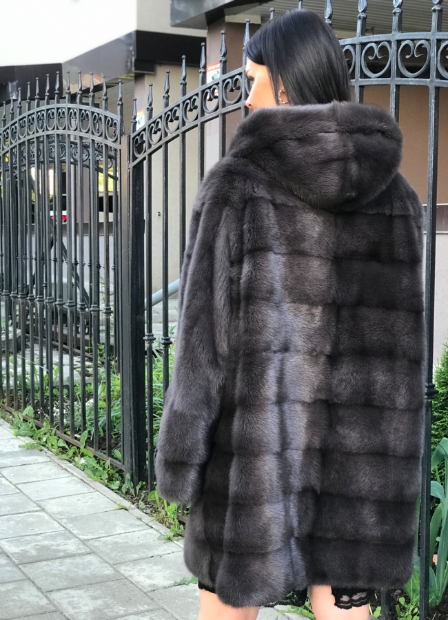 фото Укороченная норковая шуба с капюшоном в цвете графит модель № 94515M