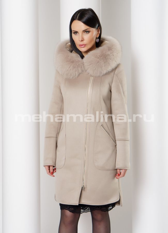 Светлая дубленка из эко замши с отделкой из песца модель № 19013 меха малина