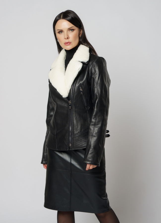 Утепленная кожаная куртка черного цвета модель № 20008 меха малина