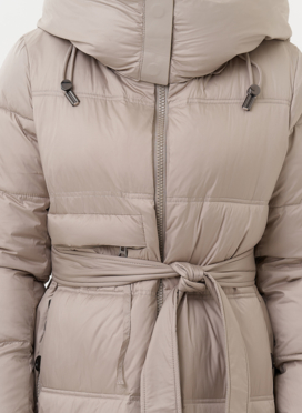 Длинный женский пуховик в бежевом цвете