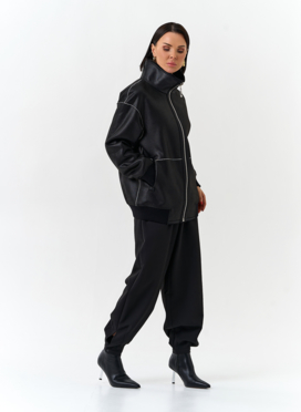 Женский бомбер из эко замши черного цвета